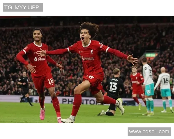 球星儿子踢足球笑翻全场 网友调侃：未来巨星的搞笑启蒙之路